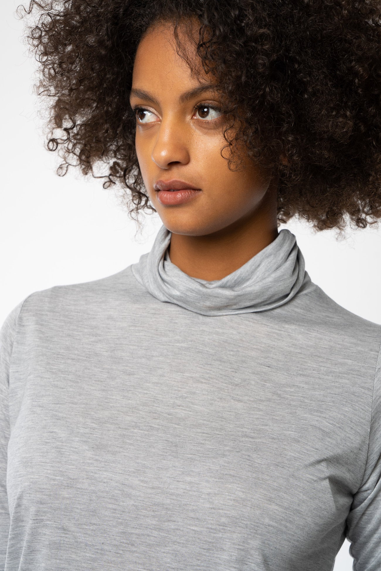 W-18822f-Rollkragenshirt-aus-Tencel-Onlineshop-Mode-ZEEGAHA-Heather-Grey-Detail2