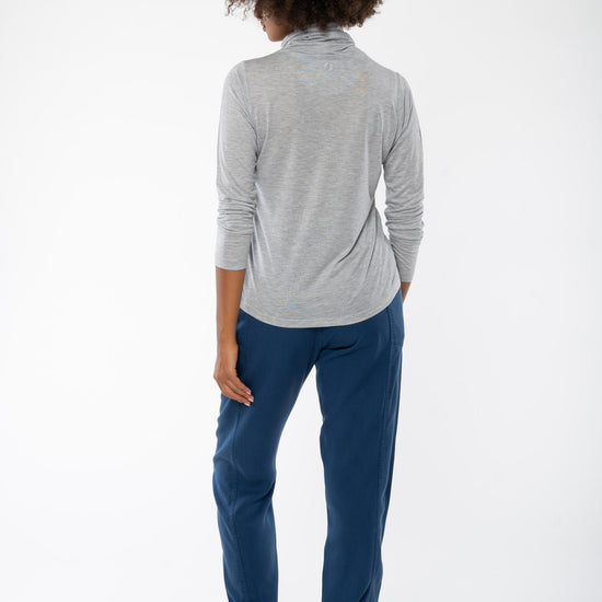 W-18822f-Rollkragenshirt-aus-Tencel-Onlineshop-Mode-ZEEGAHA-Heather-Grey-Hinten