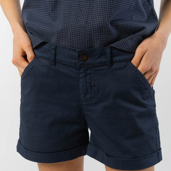 W-2051f-Micro-Chino-Shorts-aus-Bio-Baumwolle-Oeko-Klamotten-Frauen-ALDONNA-Blue-Vorne2