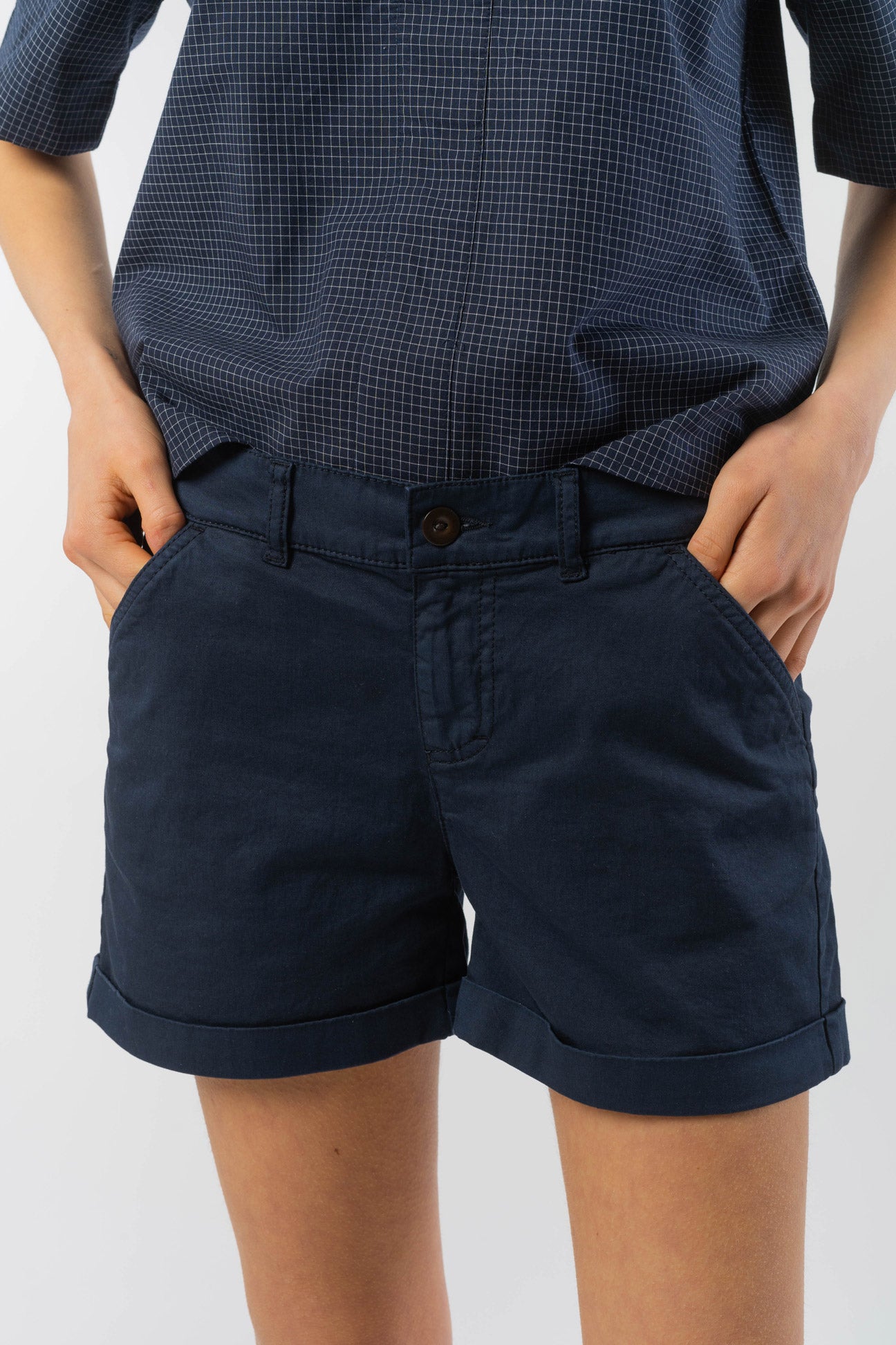 W-2051f-Micro-Chino-Shorts-aus-Bio-Baumwolle-Oeko-Klamotten-Frauen-ALDONNA-Blue-Vorne2