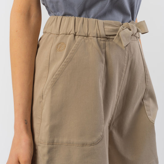 W-2054f-Shorts-Lyocell-aus-TENCEL-Oeko-Fashion-Frauen-AMIYA-Beige-Vorne4