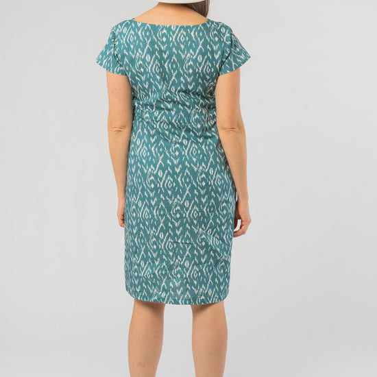 W-2070f-Ikatty-Linen-Kleid-aus-Leinen-Bio-Baumwolle-Online-Mode-Shop-Frauen-ALIDIA-Blau-Vorne1