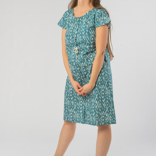 W-2070f-Ikatty-Linen-Kleid-aus-Leinen-Bio-Baumwolle-Online-Mode-Shop-Frauen-ALIDIA-Blau-Vorne2