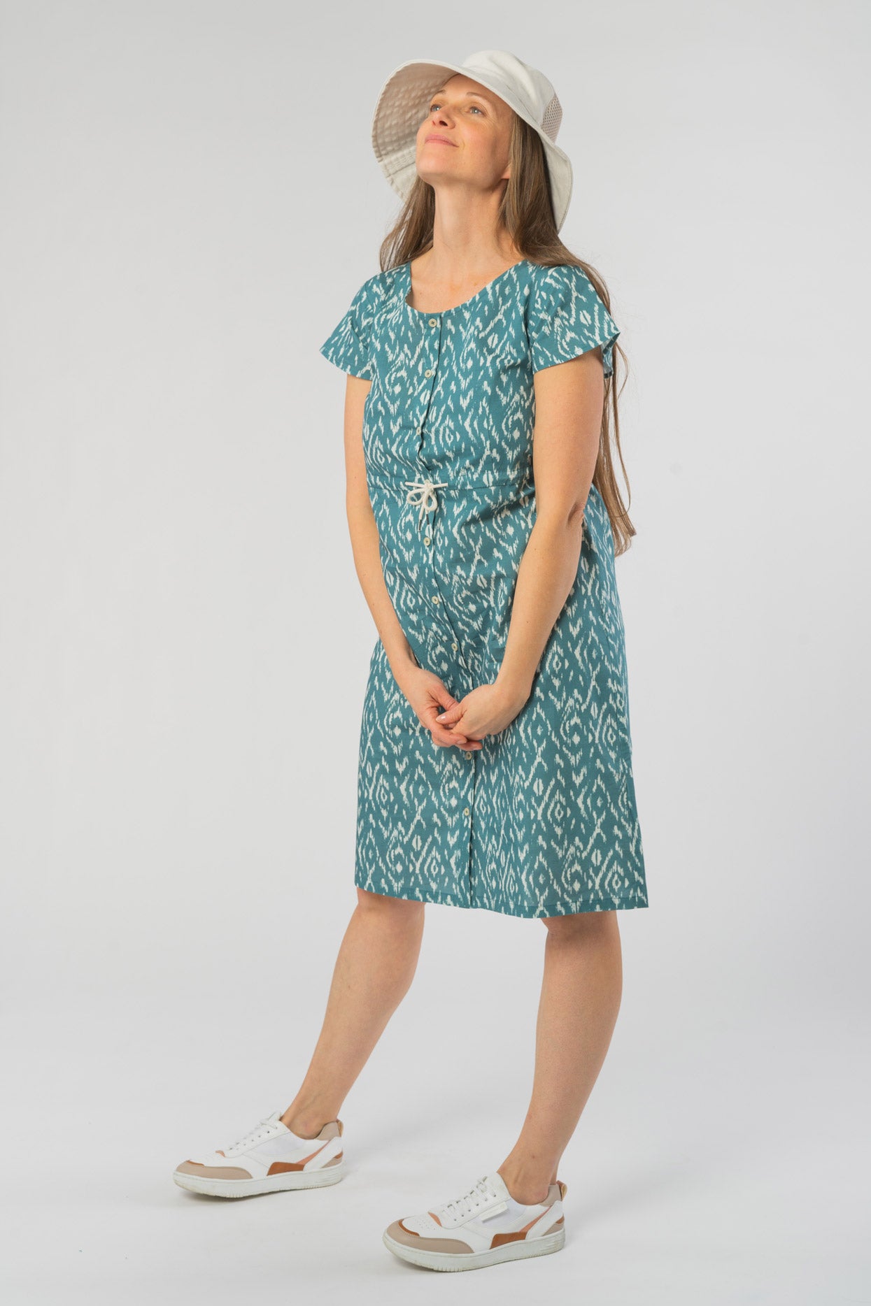 W-2070f-Ikatty-Linen-Kleid-aus-Leinen-Bio-Baumwolle-Online-Mode-Shop-Frauen-ALIDIA-Blau-Vorne2