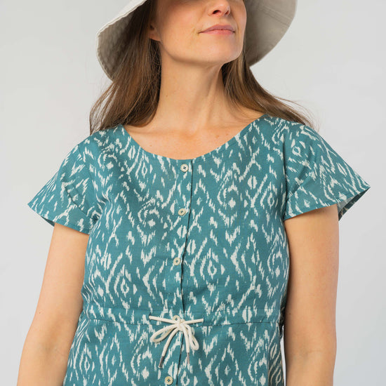 W-2070f-Ikatty-Linen-Kleid-aus-Leinen-Bio-Baumwolle-Online-Mode-Shop-Frauen-ALIDIA-Blau-Vorne3