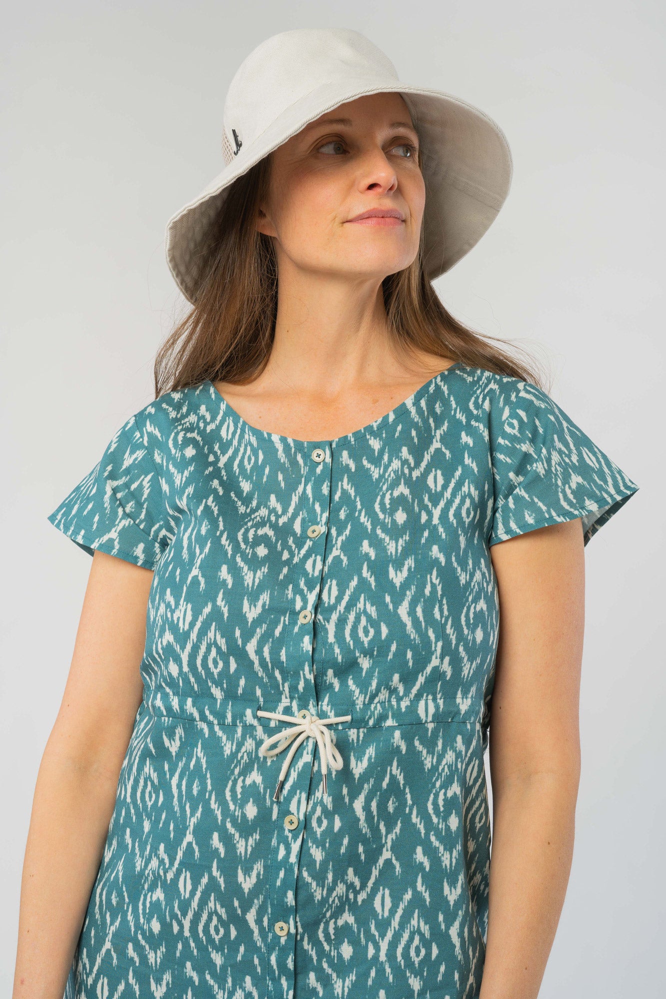 W-2070f-Ikatty-Linen-Kleid-aus-Leinen-Bio-Baumwolle-Online-Mode-Shop-Frauen-ALIDIA-Blau-Vorne3