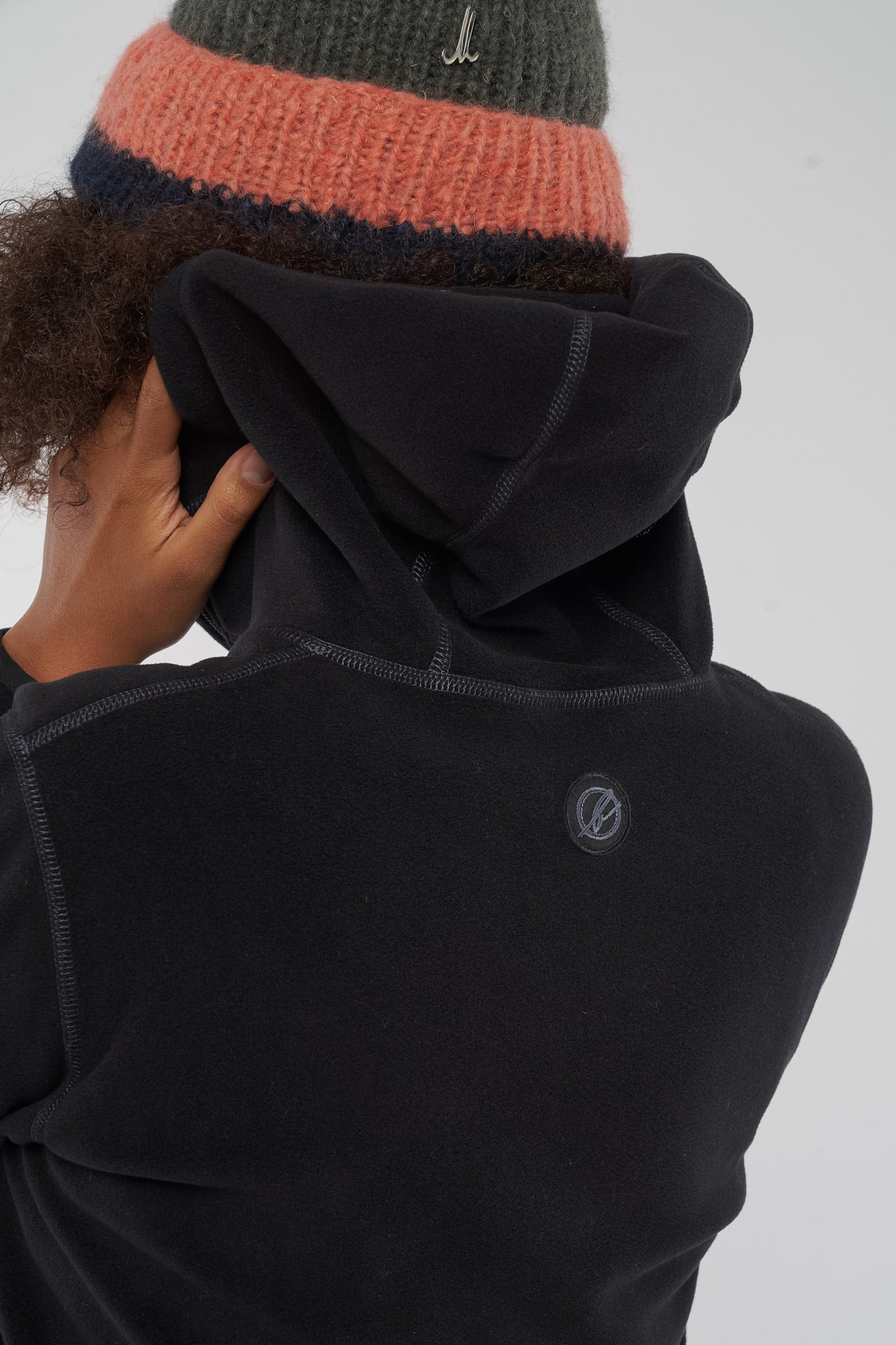 W-2164f-EU-phoric-Fleece-Jacke-Damen-Schwarz-aus-Recycled-Polyester-Natuerliche-Kleidung-Frauen-COZIENA-Black-Detail
