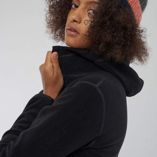 W-2164f-EU-phoric-Fleece-Jacke-Damen-Schwarz-aus-Recycled-Polyester-Natuerliche-Kleidung-Frauen-COZIENA-Black-Detail2