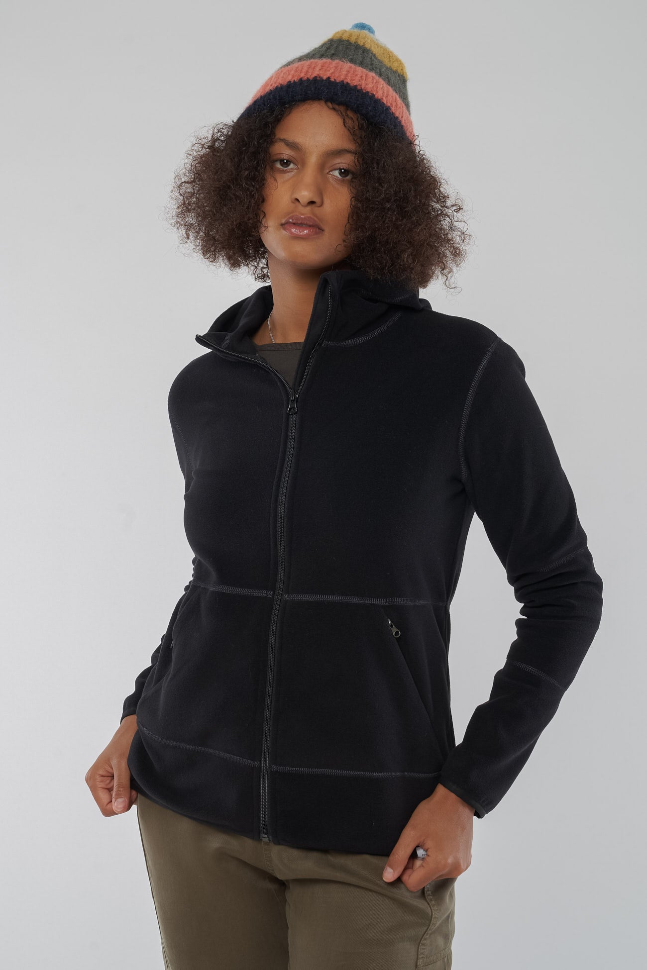 W-2164f-EU-phoric-Fleece-Jacke-Damen-Schwarz-aus-Recycled-Polyester-Natuerliche-Kleidung-Frauen-COZIENA-Black-Vorne