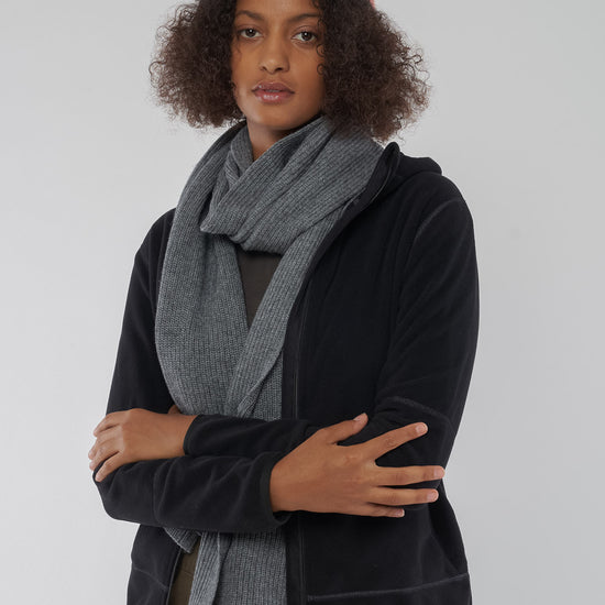 W-2164f-EU-phoric-Fleece-Jacke-Damen-Schwarz-aus-Recycled-Polyester-Natuerliche-Kleidung-Frauen-COZIENA-Black-Vorne2
