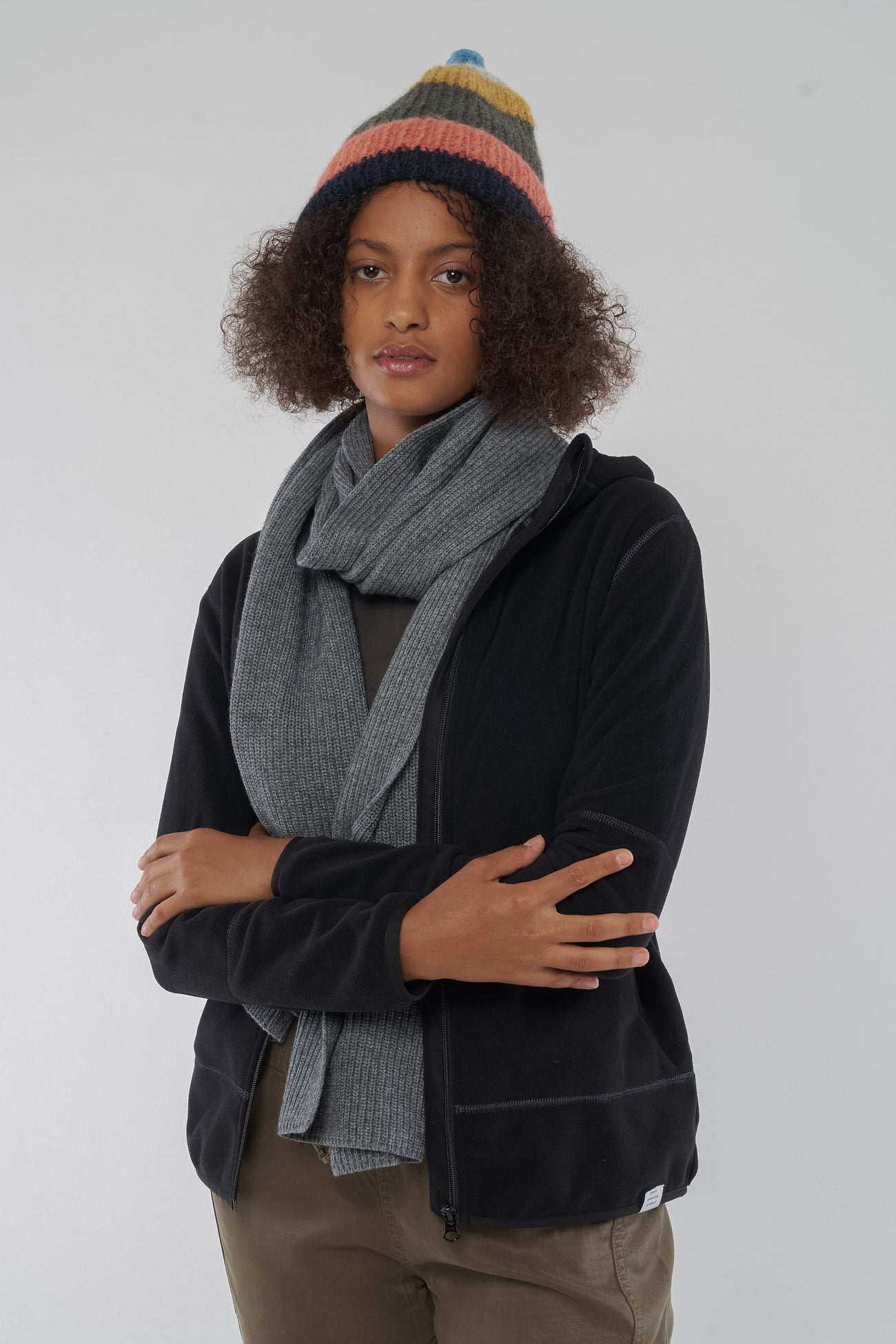 W-2164f-EU-phoric-Fleece-Jacke-Damen-Schwarz-aus-Recycled-Polyester-Natuerliche-Kleidung-Frauen-COZIENA-Black-Vorne2