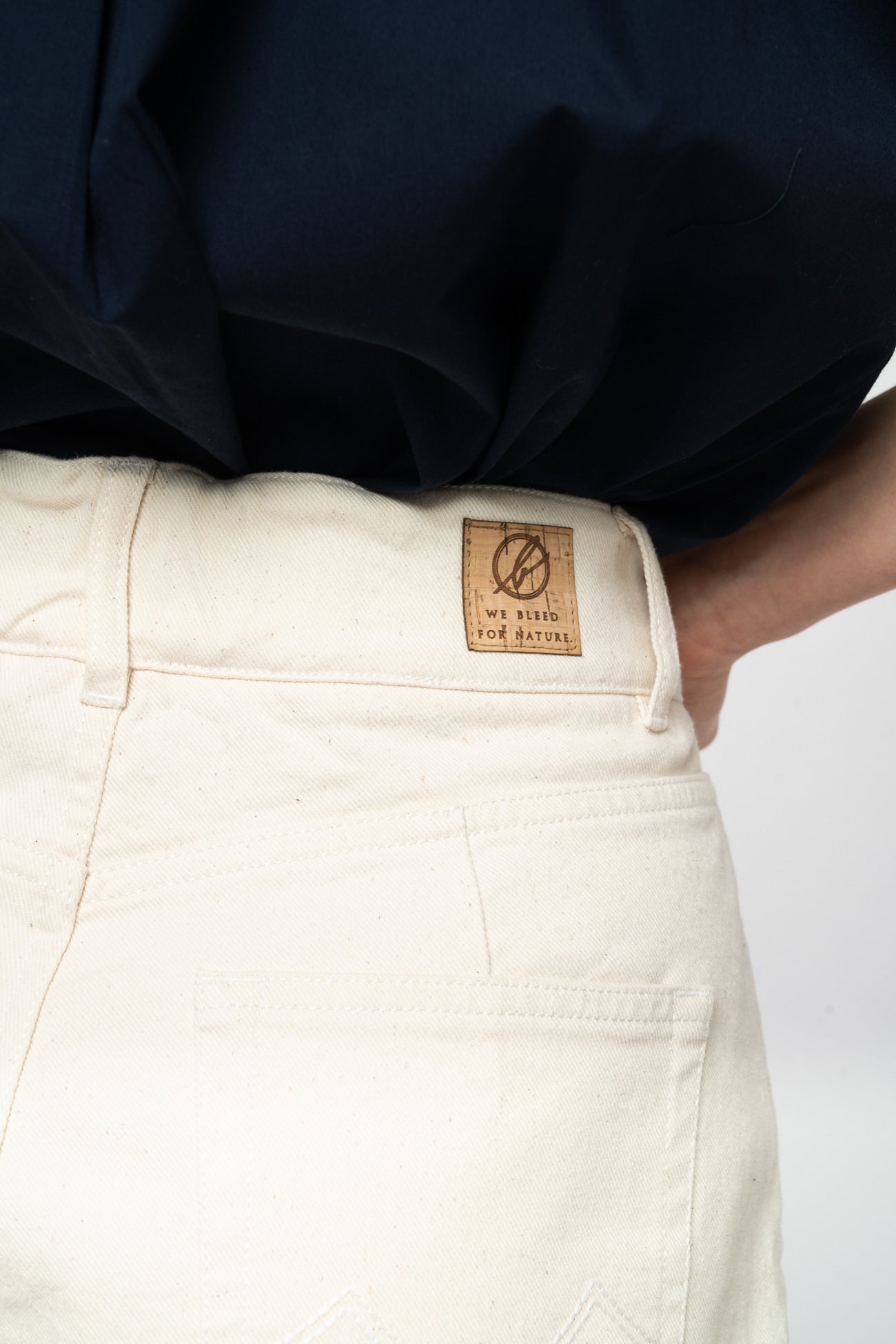 W-2246f-Jeans-Shorts-aus-Bio-Baumwolle-Online-Mode-Shop-Frauen-JULEMI-Natural-Detail