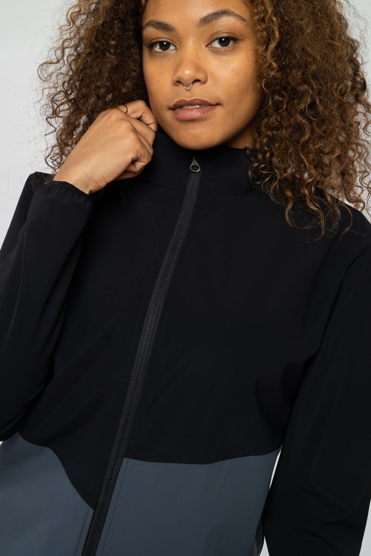 W-2286f-Sportjacke-aus-ECONYL-Fairtrade-Online-Shop-Frauen-KEROSANE-Grey-Detail