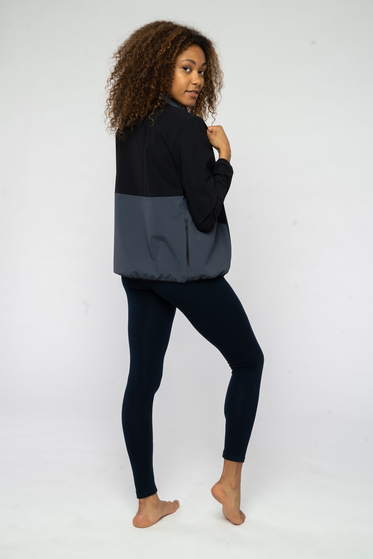 W-2286f-Sportjacke-aus-ECONYL-Fairtrade-Online-Shop-Frauen-KEROSANE-Grey-Hinten