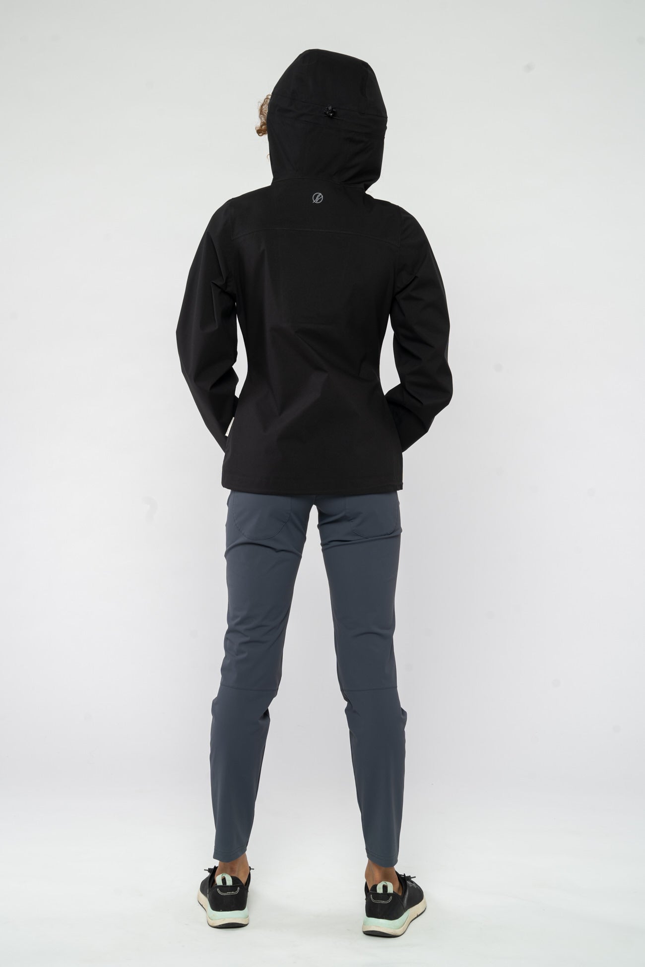 W-2288f-Regenjacke-aus-Recyceltes-Polyester-Fair-Bio-Kleidung-Frauen-EIBOR-Black-Hinten