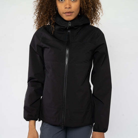 W-2288f-Regenjacke-aus-Recyceltes-Polyester-Fair-Bio-Kleidung-Frauen-EIBOR-Black-Vorne