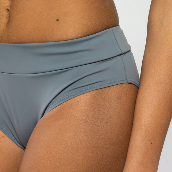 W-2290fa-Bikini-Hose-aus-ECONYL-Kleidung-Fairtrade-Frauen-DIPPOLIDA-Grey-Detail