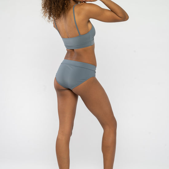 W-2290fa-Bikini-Hose-aus-ECONYL-Kleidung-Fairtrade-Frauen-DIPPOLIDA-Grey-Hinten