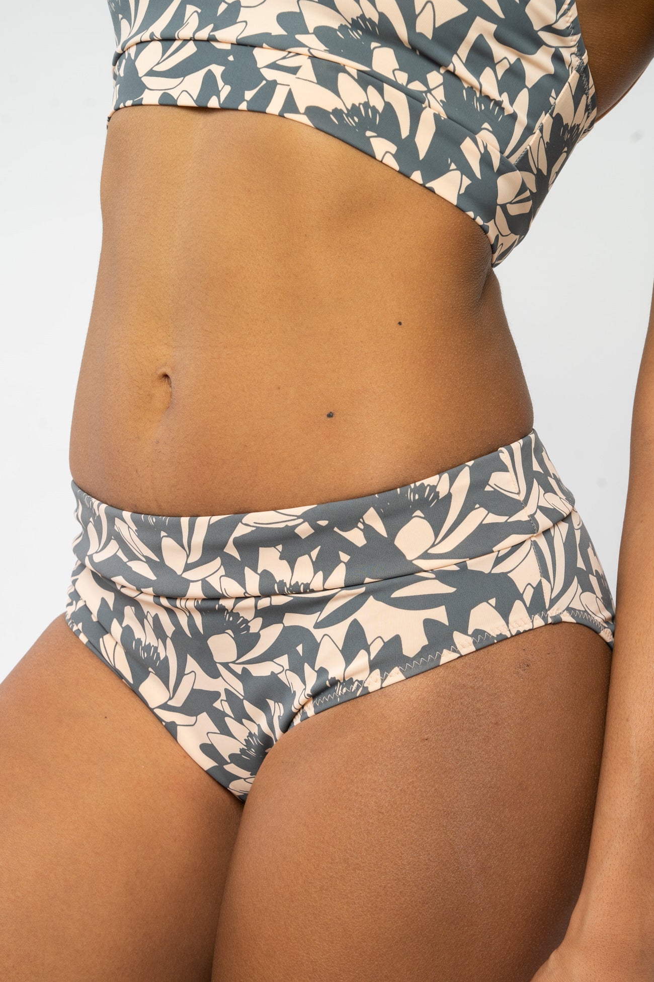 W-2290fb-Bikini-Hose-aus-ECONYL-Kleidung-Fairtrade-Frauen-DIPPOLIDA-Peach-Detail