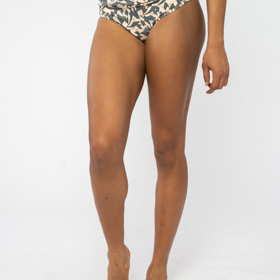 W-2290fb-Bikini-Hose-aus-ECONYL-Kleidung-Fairtrade-Frauen-DIPPOLIDA-Peach-Vorne