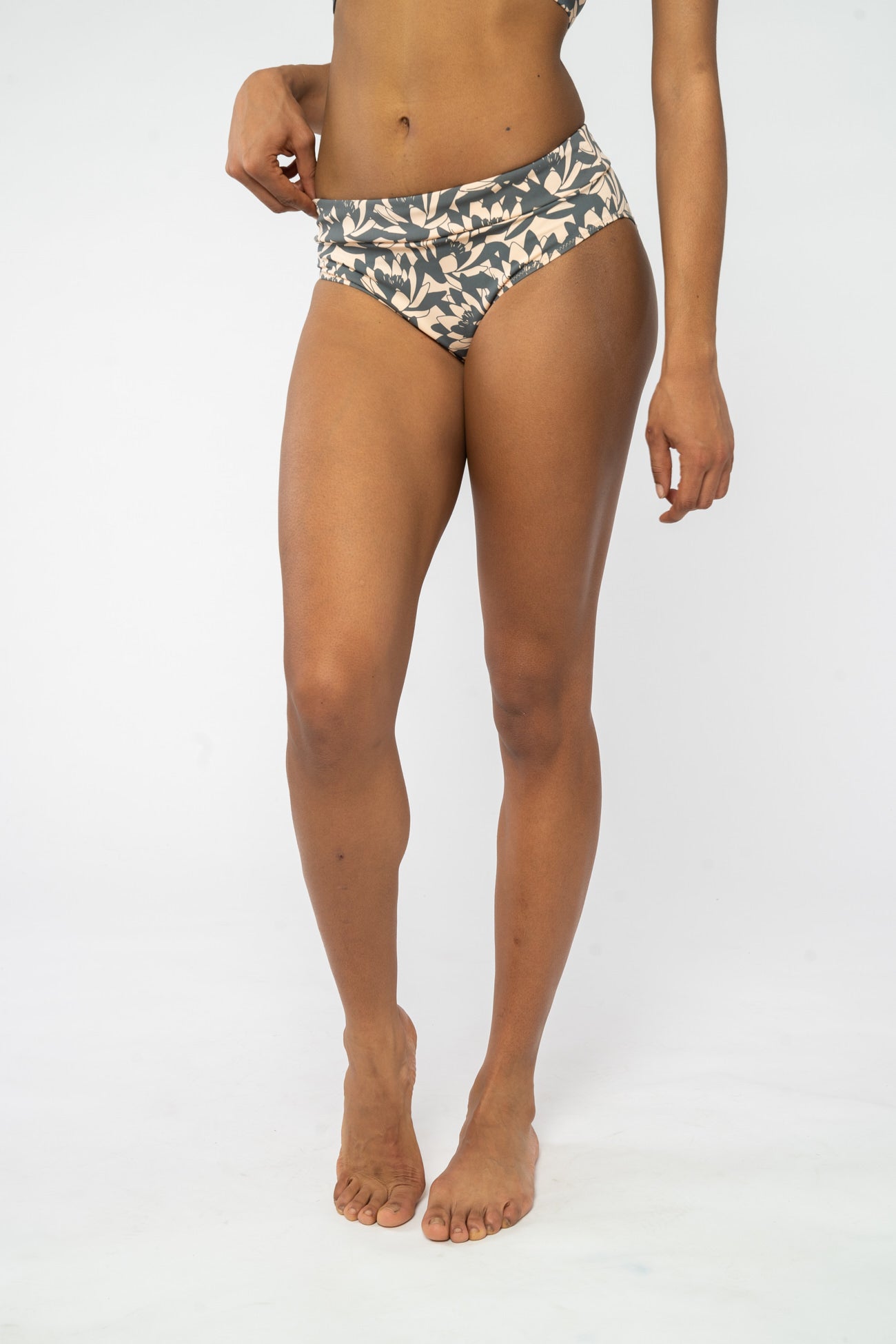 W-2290fb-Bikini-Hose-aus-ECONYL-Kleidung-Fairtrade-Frauen-DIPPOLIDA-Peach-Vorne