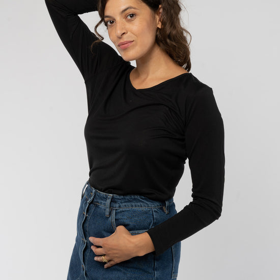 W-365-TENCEL-TM-Longsleeve-Damen-aus-Bio-Baumwolle-TENCEL-TM-Mode-Online-Shop-Grey-Black-Vorne2