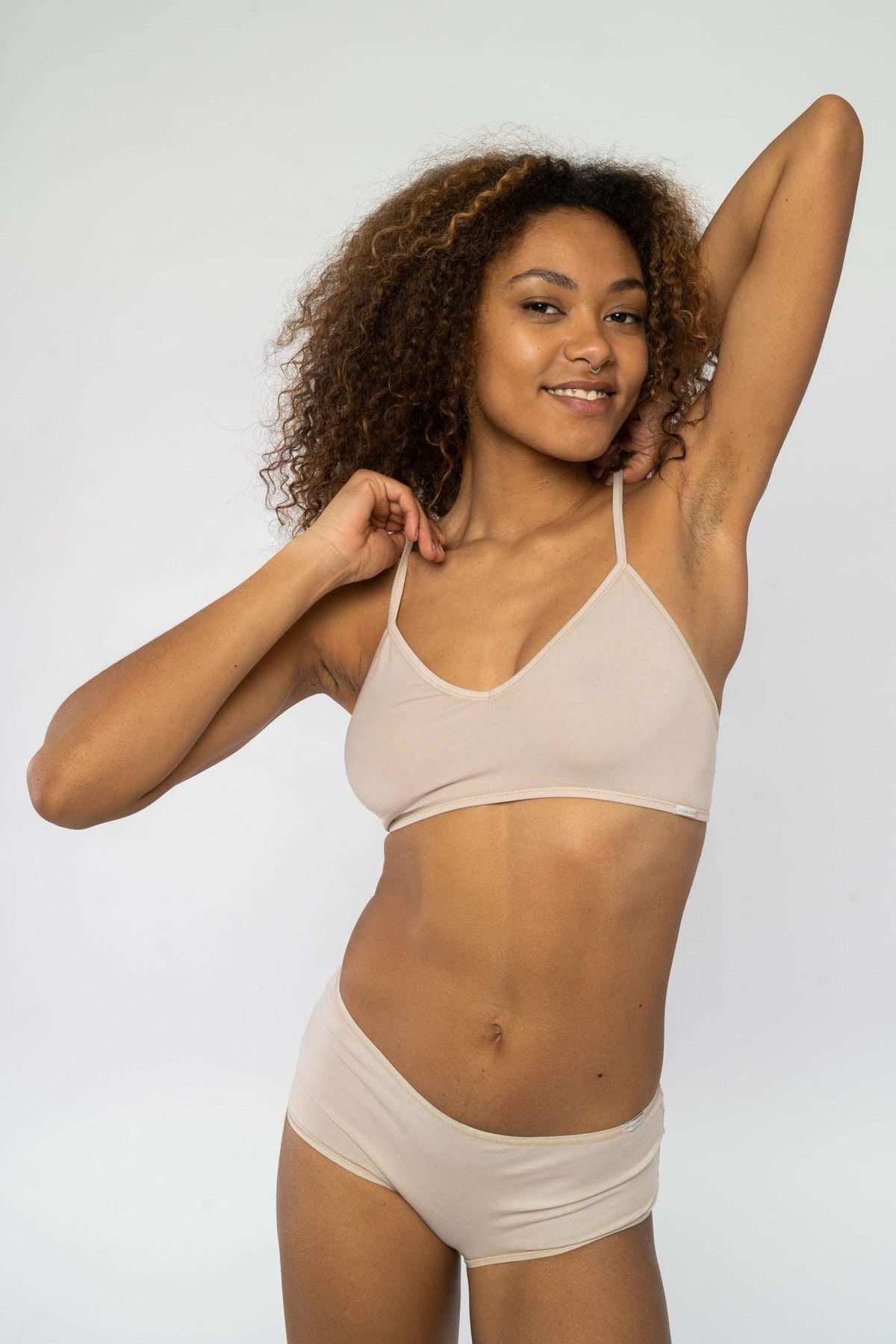 Noemi ist 175cm groß und trägt Größe S