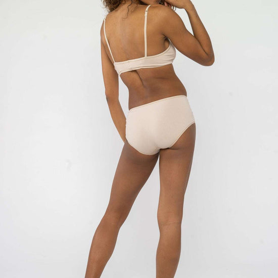 Noemi ist 175cm groß und trägt Größe S