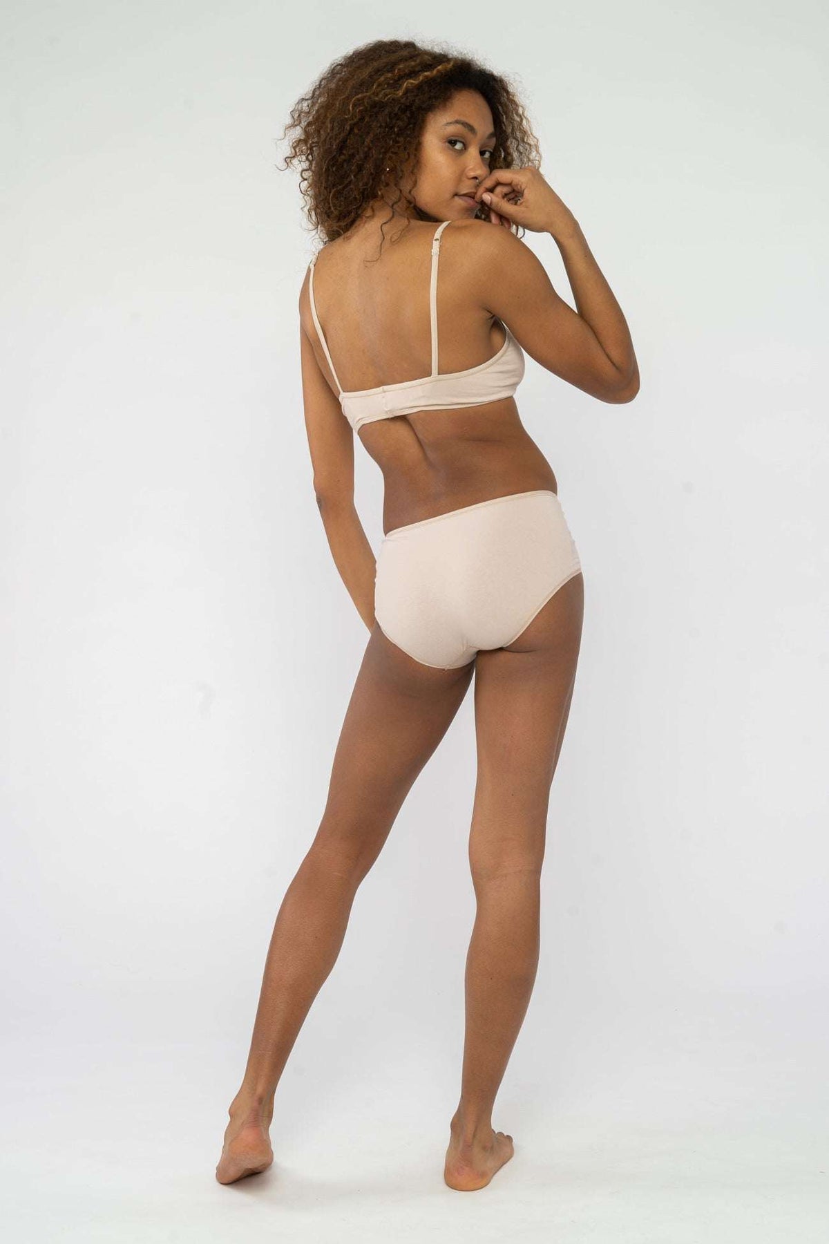 Noemi ist 175cm groß und trägt Größe S