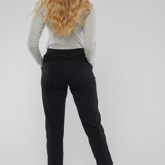 W-63546-JACKY-Hose-aus-Bio-Baumwolle-Produktionsschritte-Bio-Kleidung-Frauen-HOVENIA-Black-Hinten