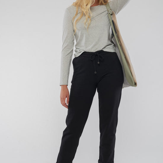 W-63546-JACKY-Hose-aus-Bio-Baumwolle-Produktionsschritte-Bio-Kleidung-Frauen-HOVENIA-Black-Style