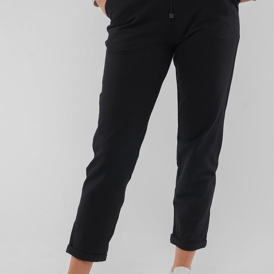 W-63546-JACKY-Hose-aus-Bio-Baumwolle-Produktionsschritte-Bio-Kleidung-Frauen-HOVENIA-Black-Vorne