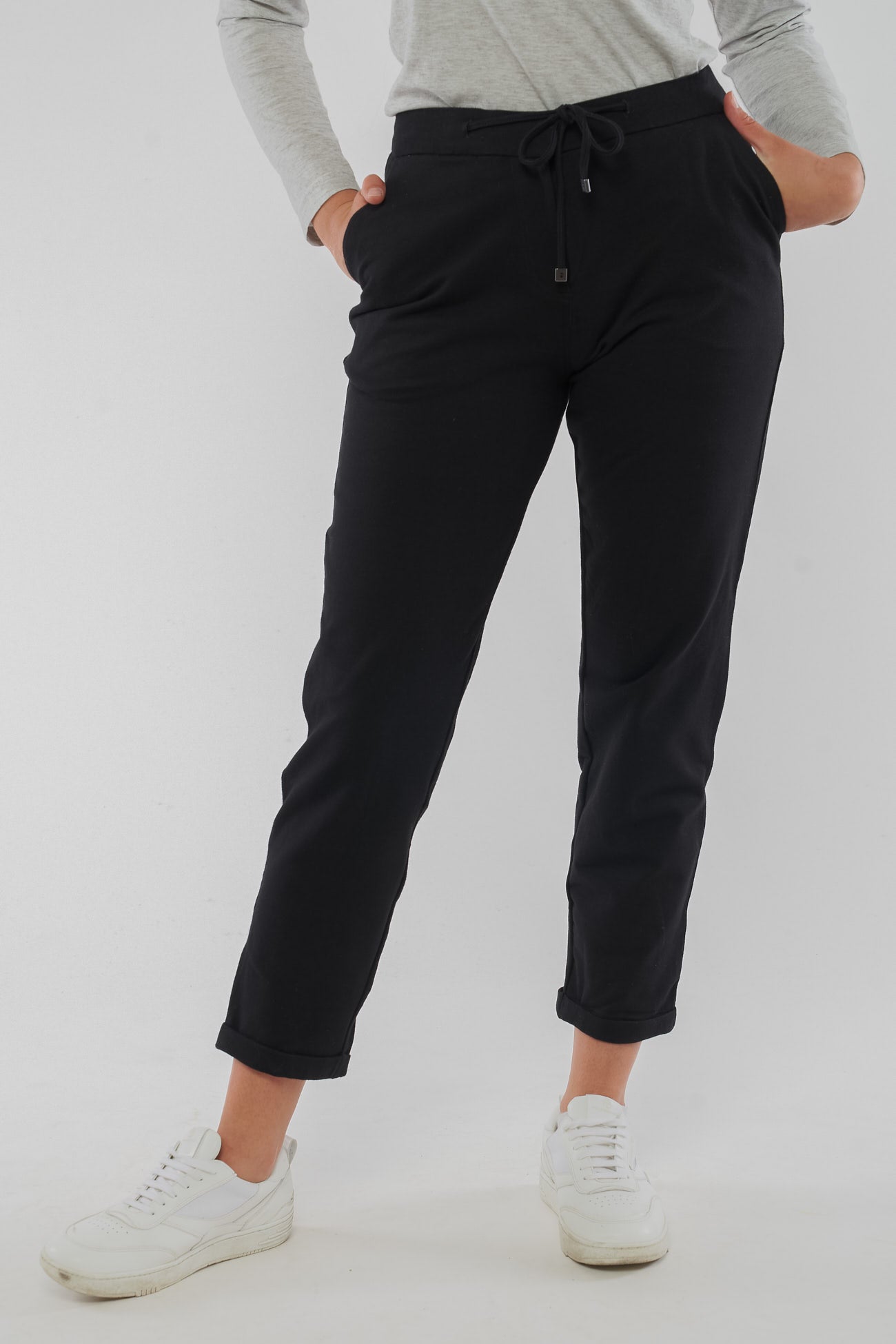 W-63546-JACKY-Hose-aus-Bio-Baumwolle-Produktionsschritte-Bio-Kleidung-Frauen-HOVENIA-Black-Vorne