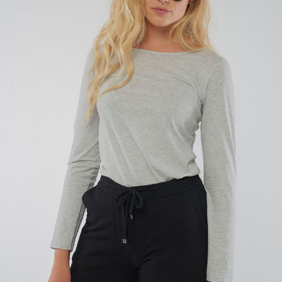 W-63546-JACKY-Hose-aus-Bio-Baumwolle-Produktionsschritte-Bio-Kleidung-Frauen-HOVENIA-Black-Vorne2