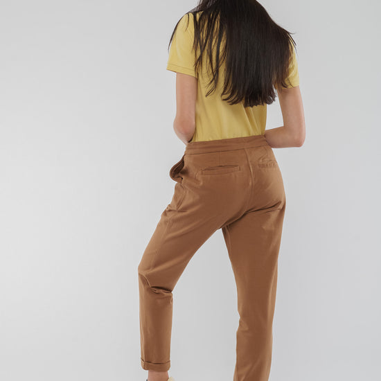 W-63546-JACKY-Hose-aus-Bio-Baumwolle-Produktionsschritte-Bio-Kleidung-Frauen-HOVENIA-Camel-Hinten
