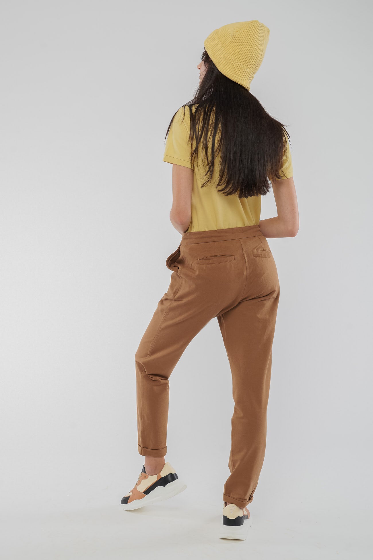 W-63546-JACKY-Hose-aus-Bio-Baumwolle-Produktionsschritte-Bio-Kleidung-Frauen-HOVENIA-Camel-Hinten