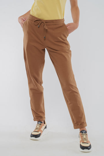 W-63546-JACKY-Hose-aus-Bio-Baumwolle-Produktionsschritte-Bio-Kleidung-Frauen-HOVENIA-Camel-Vorne