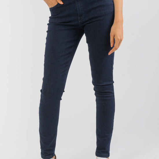 W-887fn-Max-Flex-Light-Jeans-aus-Bio-Baumwolle-Organic-Kleidung-Frauen-ADORE-dark-denim-Vorne2