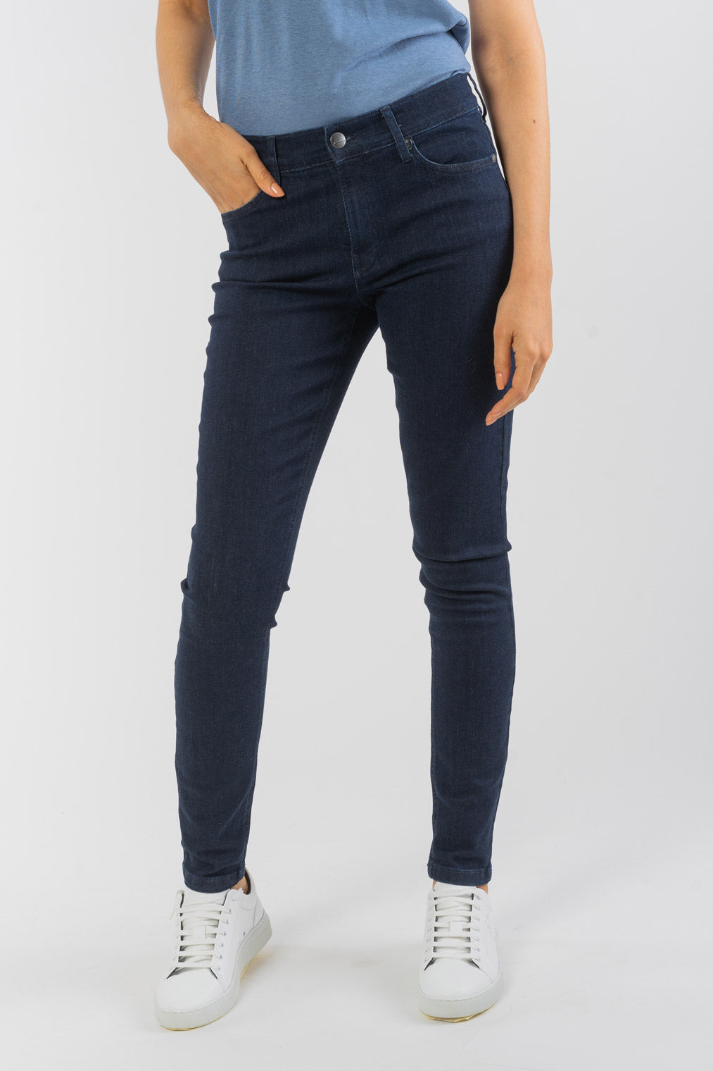 W-887fn-Max-Flex-Light-Jeans-aus-Bio-Baumwolle-Organic-Kleidung-Frauen-ADORE-dark-denim-Vorne2