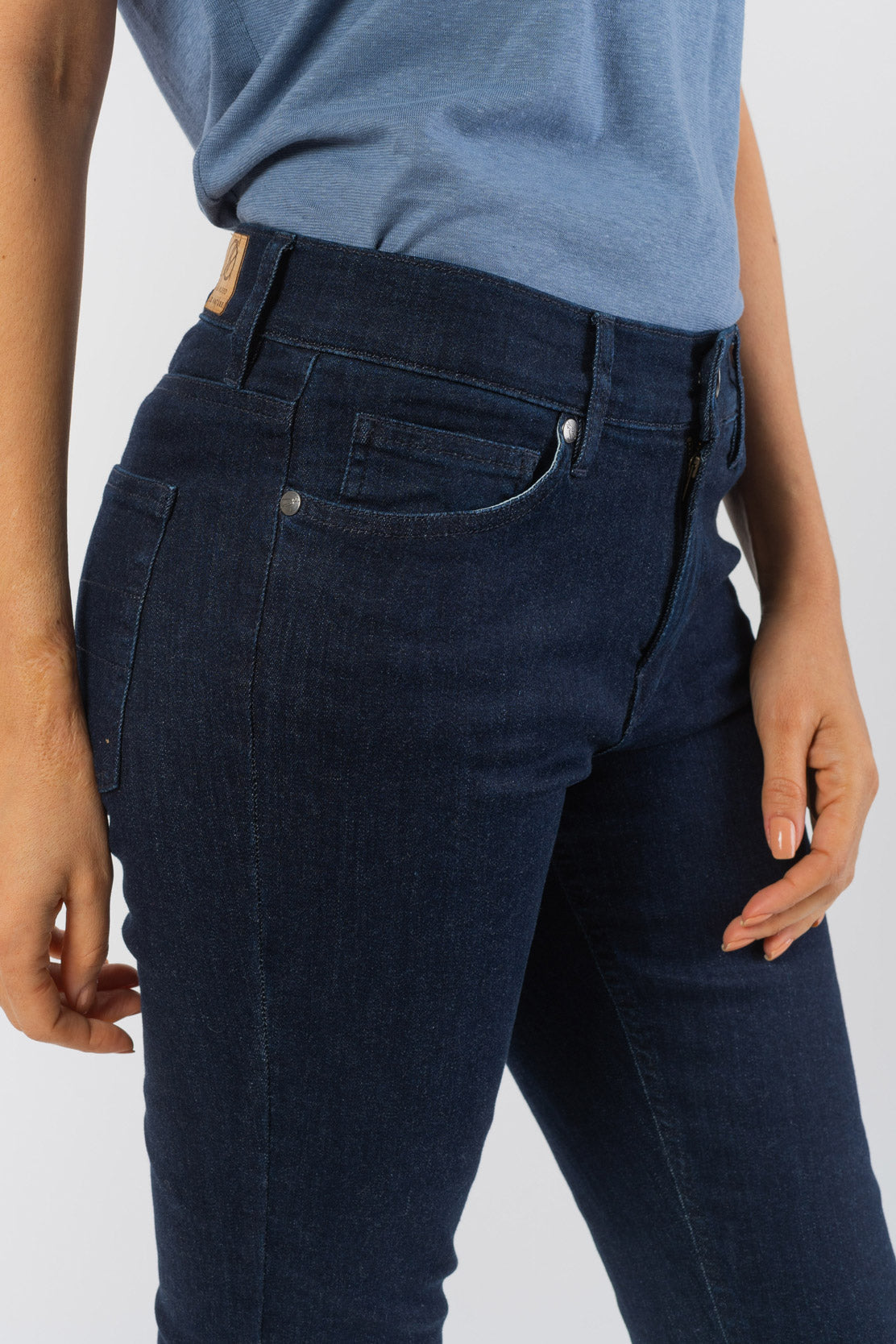 W-887fn-Max-Flex-Light-Jeans-aus-Bio-Baumwolle-Organic-Kleidung-Frauen-ADORE-dark-denim-Vorne3