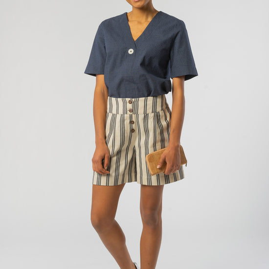 W-A004UE-Nisha-Striped-Shorts-aus-Bio-Baumwolle-Gruene-Mode-Online-Shop-Frauen-SILVIANA-Fog-and-Black-Stripe-Vorne4