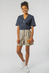 W-A004UE-Nisha-Striped-Shorts-aus-Bio-Baumwolle-Gruene-Mode-Online-Shop-Frauen-SILVIANA-Fog-and-Black-Stripe-Vorne4