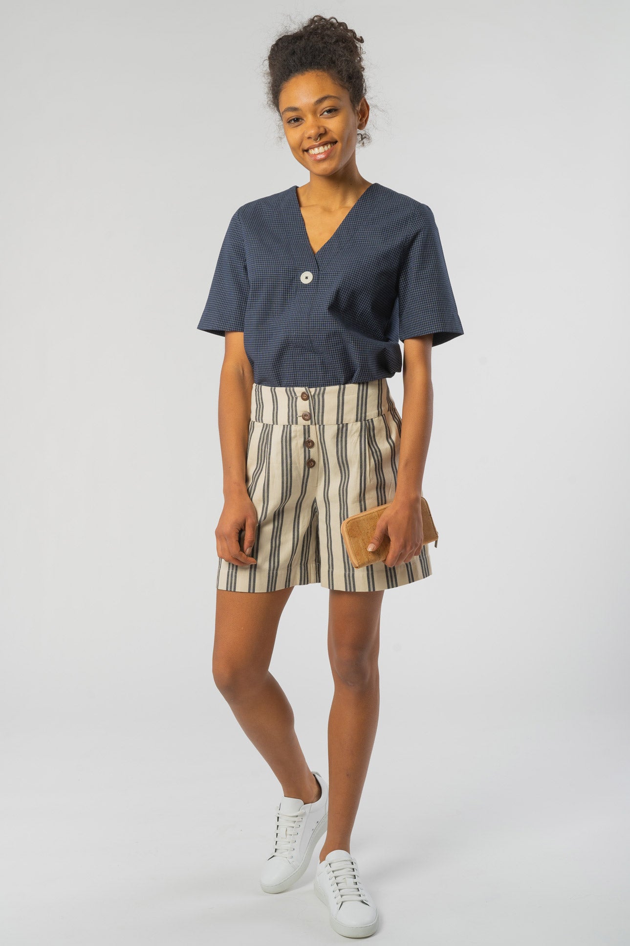 W-A004UE-Nisha-Striped-Shorts-aus-Bio-Baumwolle-Gruene-Mode-Online-Shop-Frauen-SILVIANA-Fog-and-Black-Stripe-Vorne4