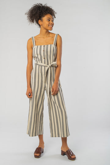 W-A005UE-Rena-Striped-Jumpsuit-aus-Bio-Baumwolle-Gruene-Mode-Online-Shop-Frauen-SILVESTRA-Fog-and-Black-Stripe-Vorne2