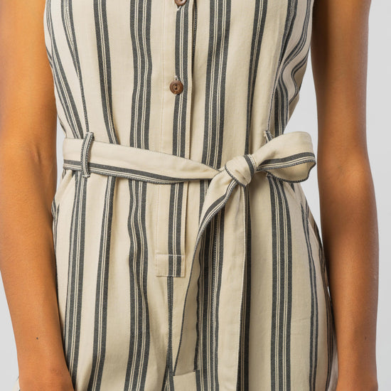 W-A005UE-Rena-Striped-Jumpsuit-aus-Bio-Baumwolle-Gruene-Mode-Online-Shop-Frauen-SILVESTRA-Fog-and-Black-Stripe-Vorne3
