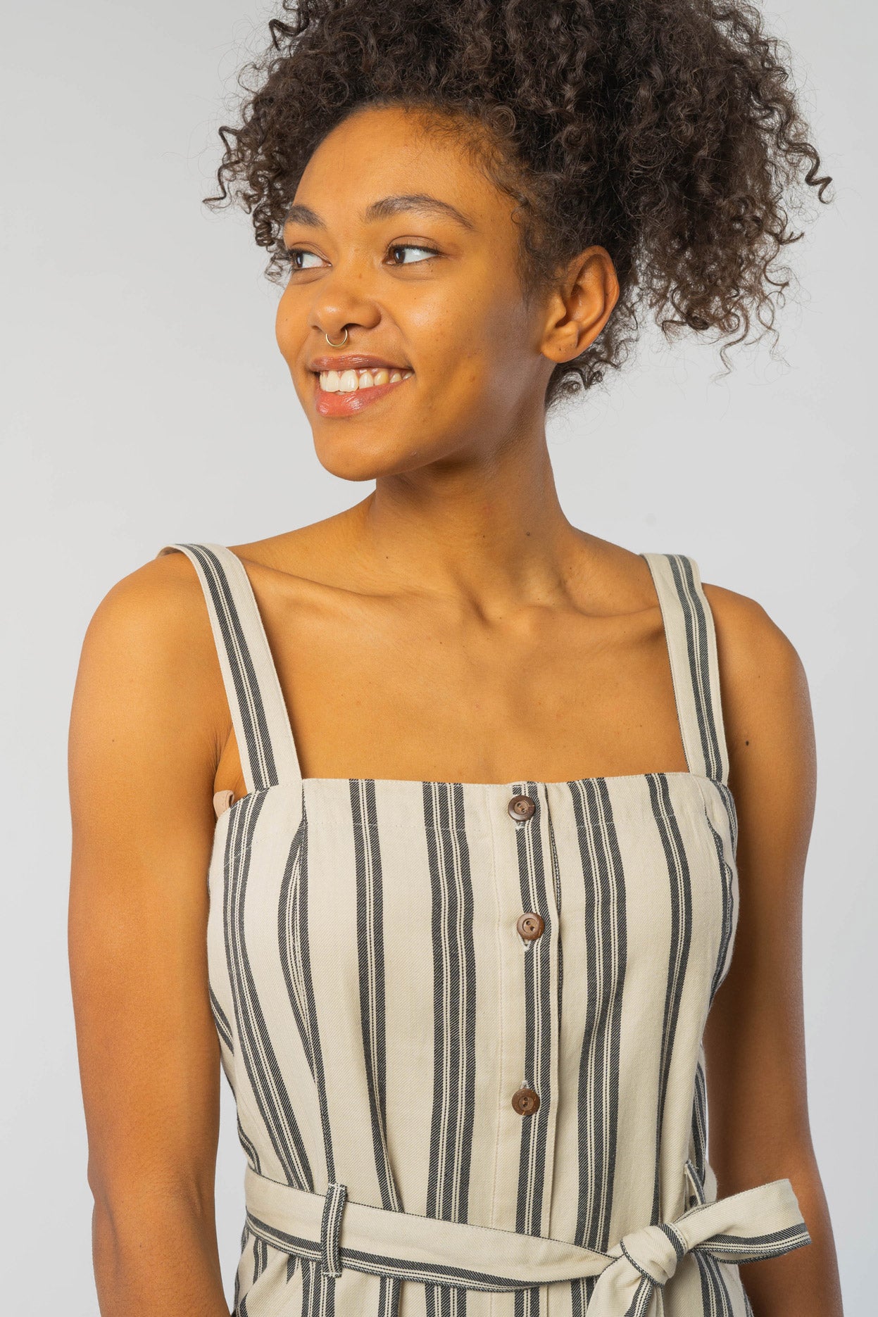 W-A005UE-Rena-Striped-Jumpsuit-aus-Bio-Baumwolle-Gruene-Mode-Online-Shop-Frauen-SILVESTRA-Fog-and-Black-Stripe-Vorne4