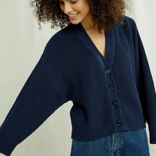 W-A301UE-NY1-Jasmine-Cardigan-aus-Bio-Baumwolle-Online-Shop-Mode-Frauen-LINDERA-Navy-Vorne_2
