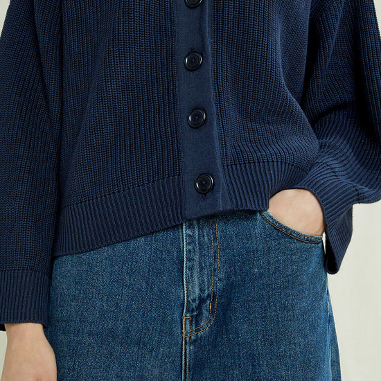W-A301UE-NY1-Jasmine-Cardigan-aus-Bio-Baumwolle-Online-Shop-Mode-Frauen-LINDERA-Navy-Vorne_4