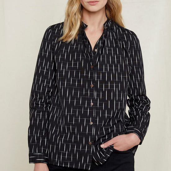 W-B004UF-BK1-Kiara-Ikat-Shirt-aus-Bio-Baumwolle-Natuerliche-Mode-Frauen-CORIAMA-Black-Vorne_1