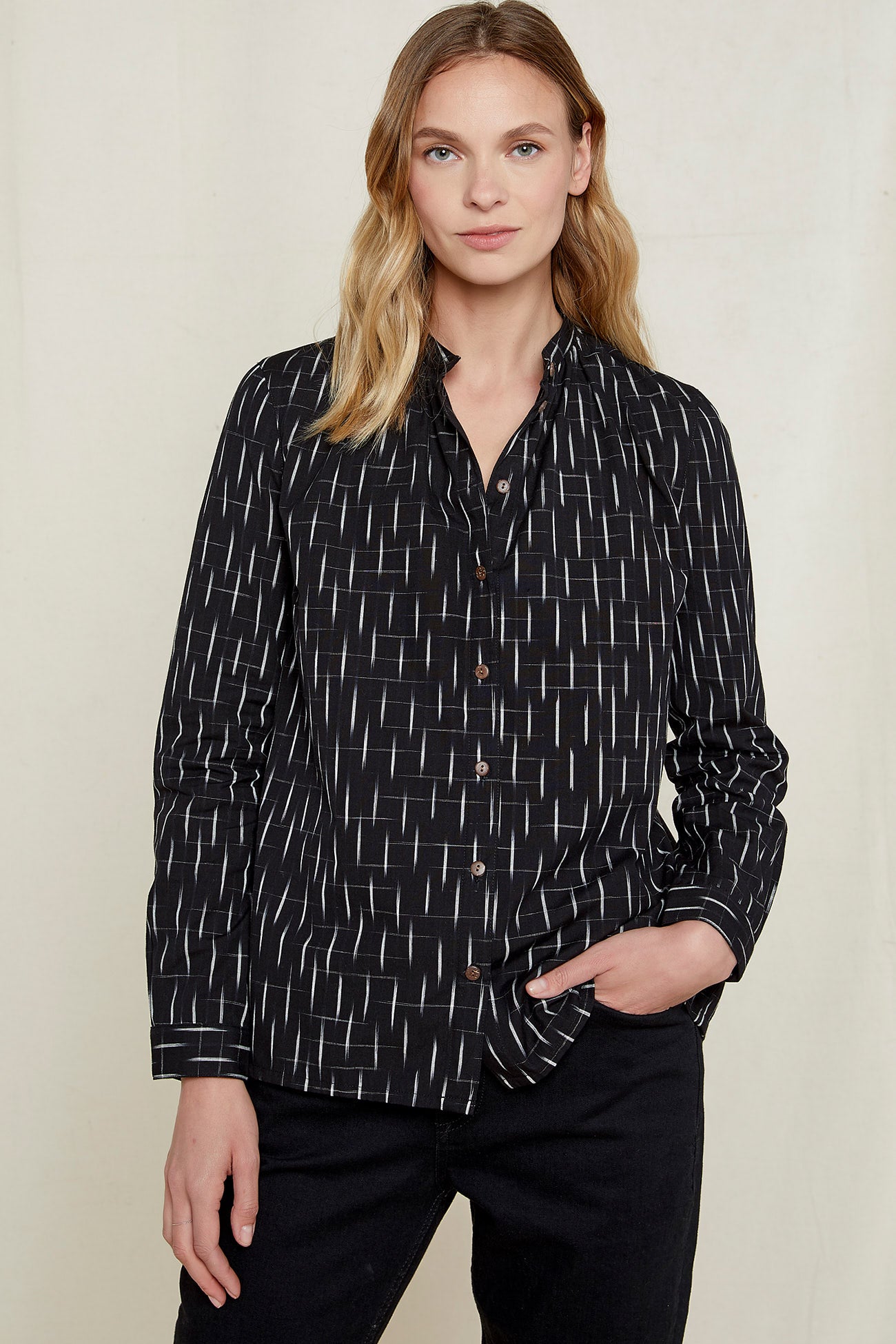 W-B004UF-BK1-Kiara-Ikat-Shirt-aus-Bio-Baumwolle-Natuerliche-Mode-Frauen-CORIAMA-Black-Vorne_1